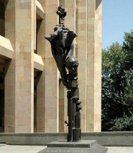 Памятник Мераба Мамардашвили в Тбилиси