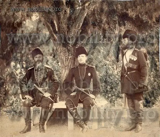 Слева направо сидят полковник Константин Эристов командир Первой Кавказской дружины и Великий князь Георгий Михайлович Романов