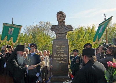 Бюст героя в селе Сима в ограде церкви Димитрия Солунского